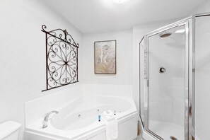 Shower, towels - Gulf-Front Condo w/ Beach Access, WiFi, Balcony & Shared Pools/Hot Tubs/Gym (Gulf Shores)