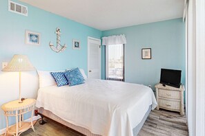 1 bedroom, iron/ironing board, Internet, bed sheets - Convenient condo with balcony, beach views, pool, & central AC (Gulf Shores)