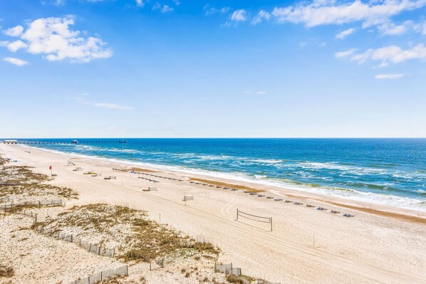 Beach nearby - Convenient condo with balcony, beach views, pool, & central AC (Gulf Shores)