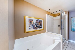 Shower, towels - Gulf-Front Condo w/ Balcony, Gorgeous View, WiFi, AC & Shared Outdoor Pool (Gulf Shores)