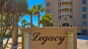 Um edifício com uma placa que diz 'Legacy'.