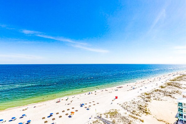 On the beach - 13th-Floor Gulf-Front Corner Condo w/Incredible Views, Balcony, Shared Pool, Gym (Gulf Shores)