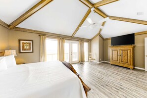 5 bedrooms, Internet, bed sheets - Beachfront house with balcony, deck, ocean view, central AC, & washer/dryer (Gulf Shores)