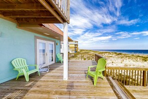 Terrace/patio - Beachfront house with balcony, deck, ocean view, central AC, & washer/dryer (Gulf Shores)