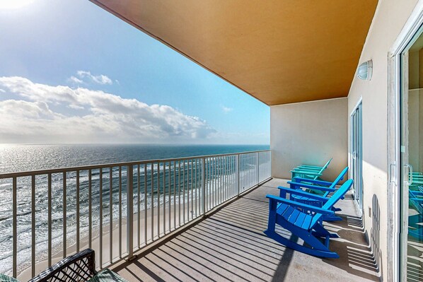 Property grounds - Incredible oceanfront condo with balcony, AC, pool, gym & hot tub (Gulf Shores)