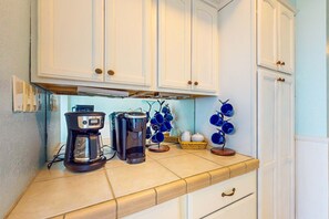 Fridge, microwave, oven, stovetop - Gulfview condo with shared pools, sauna, and beach access (Gulf Shores)