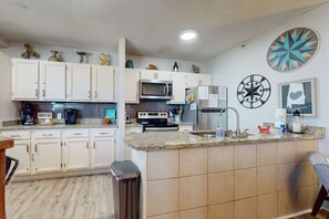 Fridge, microwave, oven, stovetop - Snowbird-friendly condo with pools, hot tub, golf, tennis, WiFi, AC (Gulf Shores)