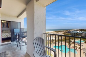 Property grounds - Snowbird-friendly condo with pools, hot tub, golf, tennis, WiFi, AC (Gulf Shores)