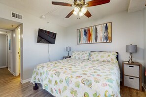 2 bedrooms, iron/ironing board, WiFi, bed sheets - Snowbird-friendly condo with pools, hot tub, golf, tennis, WiFi, AC (Gulf Shores)