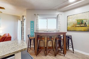 Interior - Snowbird-friendly condo with pools, hot tub, golf, tennis, WiFi, AC (Gulf Shores)