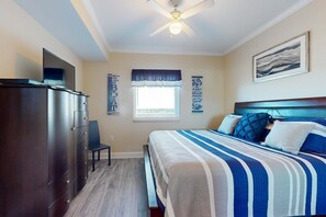 2 bedrooms, iron/ironing board, internet, bed sheets - Waterfront condo with pool, piers & breathtaking balcony views (Gulf Shores)
