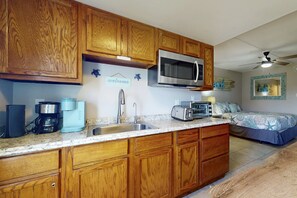 Fridge, microwave, coffee/tea maker, toaster - Charming Studio condo w/prime beach access,walking distance to local restaurants (Gulf Shores)