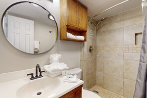 Shower, hair dryer, towels - Charming Studio condo w/prime beach access,walking distance to local restaurants (Gulf Shores)