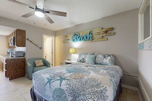 1 bedroom, iron/ironing board, WiFi, bed sheets - Charming Studio condo w/prime beach access,walking distance to local restaurants (Gulf Shores)