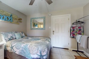 1 bedroom, iron/ironing board, WiFi, bed sheets - Charming Studio condo w/prime beach access,walking distance to local restaurants (Gulf Shores)