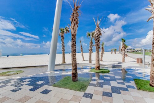Charming Studio condo w/prime beach access,walking distance to local restaurants