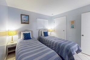 2 bedrooms, WiFi, bed sheets, wheelchair access - Ocean-view condo with pools, fitness center, beach access and golf (Gulf Shores)