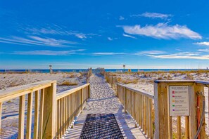 On the beach - Oceanfront condo with pool, elevator, well-equipped kitchen, balcony, & W/D (Gulf Shores)