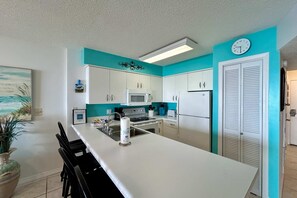 Frigorífico, microondas, horno y placa de cocina