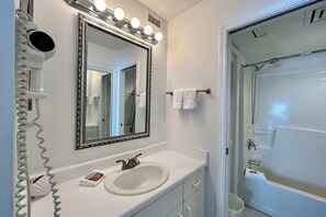 Shower, hair dryer, towels - 6th-floor beach-view condo with outdoor pool, tennis court, sauna, hot tub, gym (Gulf Shores)