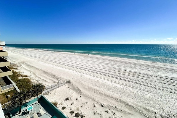 On the beach - Oceanfront condo with pool, grilling area, alfresco dining, internet, W/D, & AC (Gulf Shores)