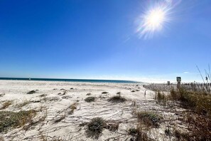 On the beach - Oceanfront condo with pool, grilling area, alfresco dining, internet, W/D, & AC (Gulf Shores)