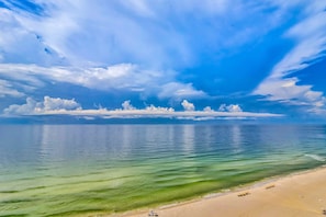 Beach nearby - Gulf view condo with resort amenities, scenic balcony, open layout, W&D, & AC (Gulf Shores)