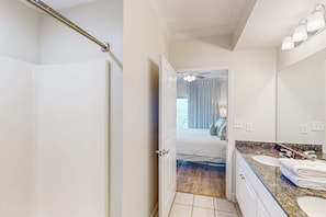 2 bedrooms, iron/ironing board, WiFi, bed sheets - Gulf view condo with resort amenities, scenic balcony, open layout, W&D, & AC (Gulf Shores)