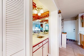 Interior - Gulf-front condo with pools, hot tub, fitness room, dry sauna, & beach access (Gulf Shores)