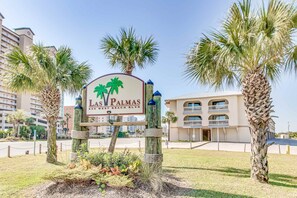 Property grounds - 2nd-floor condo near the beach with balcony, outdoor pool, partial beach views (Gulf Shores)