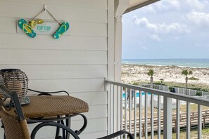 Property grounds - Bright oceanfront condo with pool, hot tub, sauna, tennis & central AC (Gulf Shores)