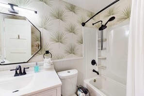 Shower, hair dryer, towels - Dog-friendly beach stay with a balcony, grill, outdoor bar, swing, W&D, & AC (Gulf Shores)