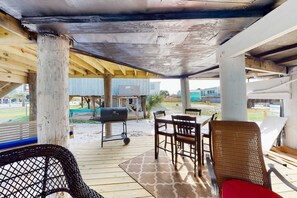 Outdoor dining - Dog-friendly beach stay with a balcony, grill, outdoor bar, swing, W&D, & AC (Gulf Shores)