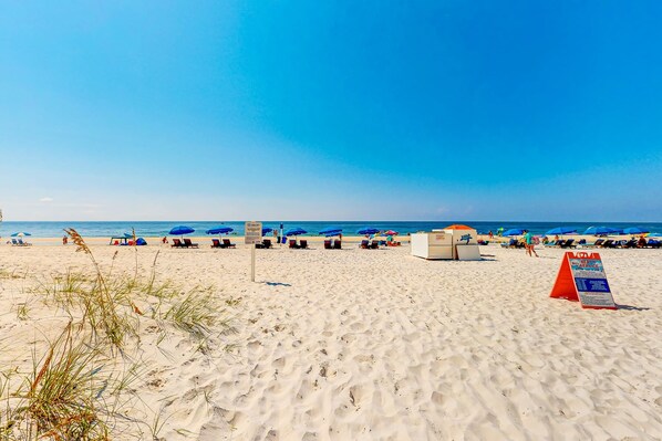 On the beach - Stunning oceanfront condo with beach access, pool, balcony, & amazing views (Gulf Shores)