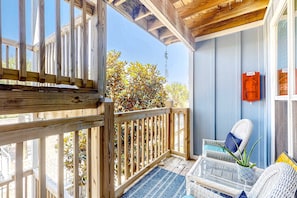 Property grounds - Gulf Coast condo with on-site pool, amazing view, easy beach access, AC, & W/D (Gulf Shores)