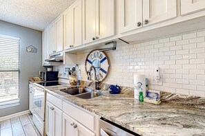 Fridge, microwave, oven, stovetop - Gulf Coast condo with on-site pool, amazing view, easy beach access, AC, & W/D (Gulf Shores)