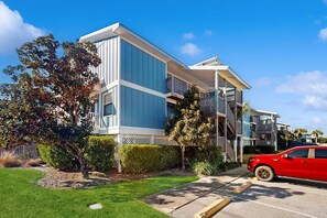 Exterior - Inviting condo with Gulf view, balcony, pool, full kitchen, & W/D (Gulf Shores)