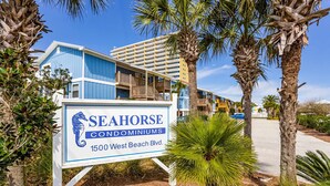 Naamplaatje voor Seahorse Condominiums, West Beach Blvd 1500.