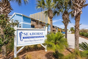 Schild für Seahorse Condominiums, West Beach Blvd. 1500.