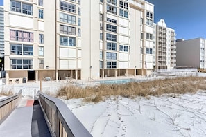 Property grounds - Beachfront condo with Gulf views, pool, washer,dryer, & central AC (Gulf Shores)