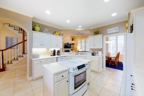 Fridge, microwave, oven, stovetop - Sunny home in a private community with beach, hot tub, pool, and tennis access (Gulf Shores)