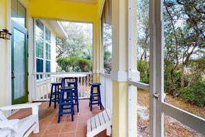 Outdoor dining - Sunny home in a private community with beach, hot tub, pool, and tennis access (Gulf Shores)