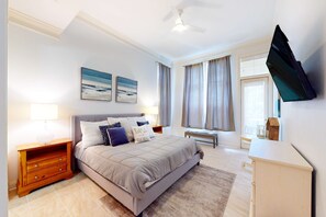 3 bedrooms, iron/ironing board, travel cot, WiFi - Sunny home in a private community with beach, hot tub, pool, and tennis access (Gulf Shores)