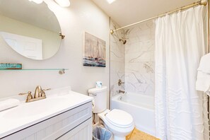 Shower, hair dryer, towels - Condo right across from the beach with a balcony, W&D, central AC, & pool access (Gulf Shores)