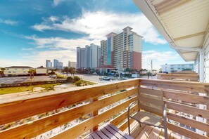 Property grounds - Condo right across from the beach with a balcony, W&D, central AC, & pool access (Gulf Shores)