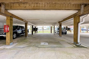 Property grounds - Condo right across from the beach with a balcony, W&D, central AC, & pool access (Gulf Shores)