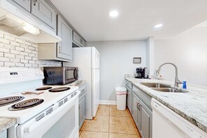 Fridge, microwave, oven, stovetop - Condo right across from the beach with a balcony, W&D, central AC, & pool access (Gulf Shores)