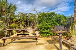 Outdoor dining - Bright condo near beach with pool access, balcony, & central AC (Gulf Shores)