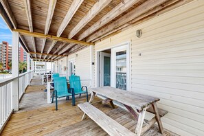 Outdoor dining - Bright condo near beach with pool access, balcony, & central AC (Gulf Shores)