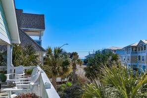Property grounds - Kraken - Spacious 4 Bedroom Home with Private Beach Access (Kure Beach)